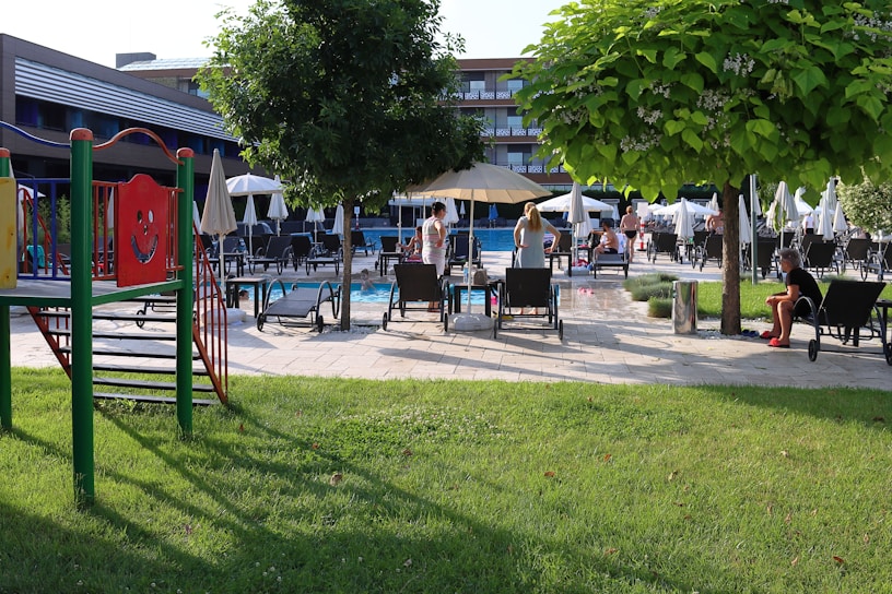 A lively weekend event at Clube Aqua with families enjoying the aquatic leisure area under sunny skies.