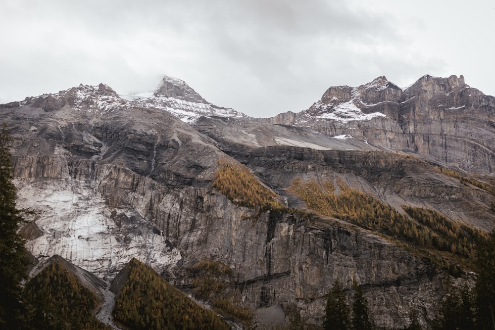 uma cordilheira com neve no topo dela