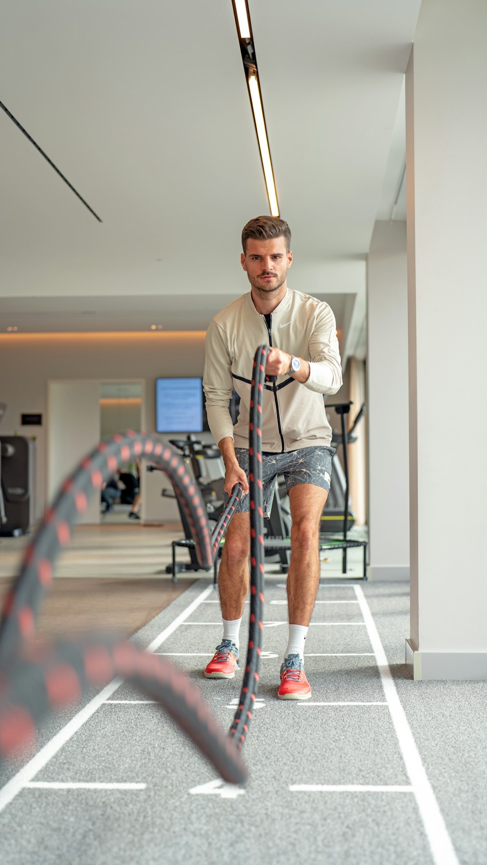 Ein Mann hält ein Seil in einem Fitnessstudio