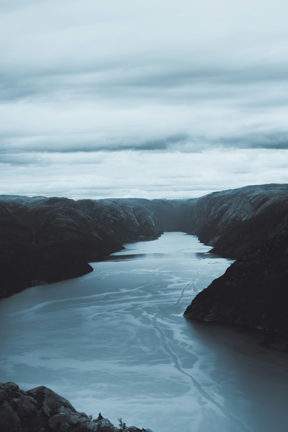 un grand plan d’eau entouré de montagnes