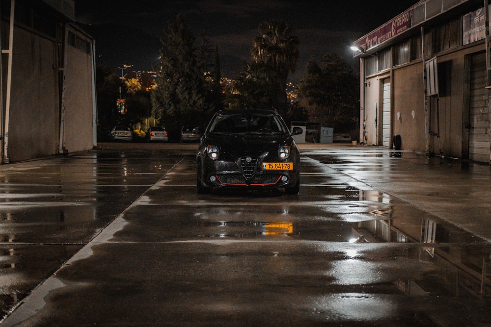 un coche aparcado en un aparcamiento por la noche