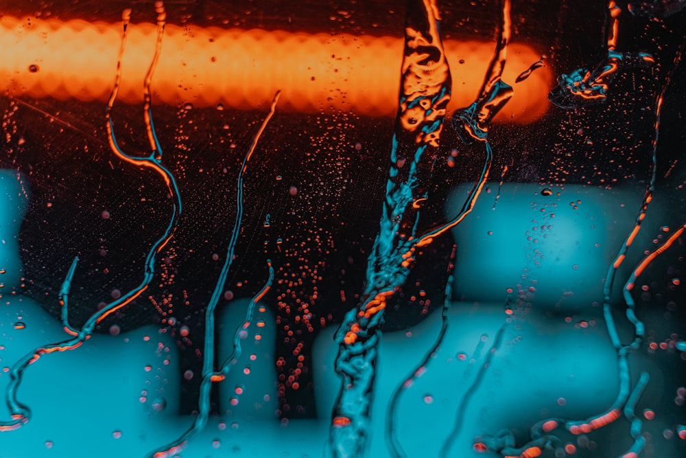 um close up de uma janela com água sobre ele
