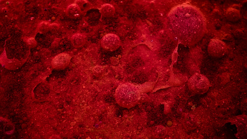 um close up de uma substância vermelha em uma superfície