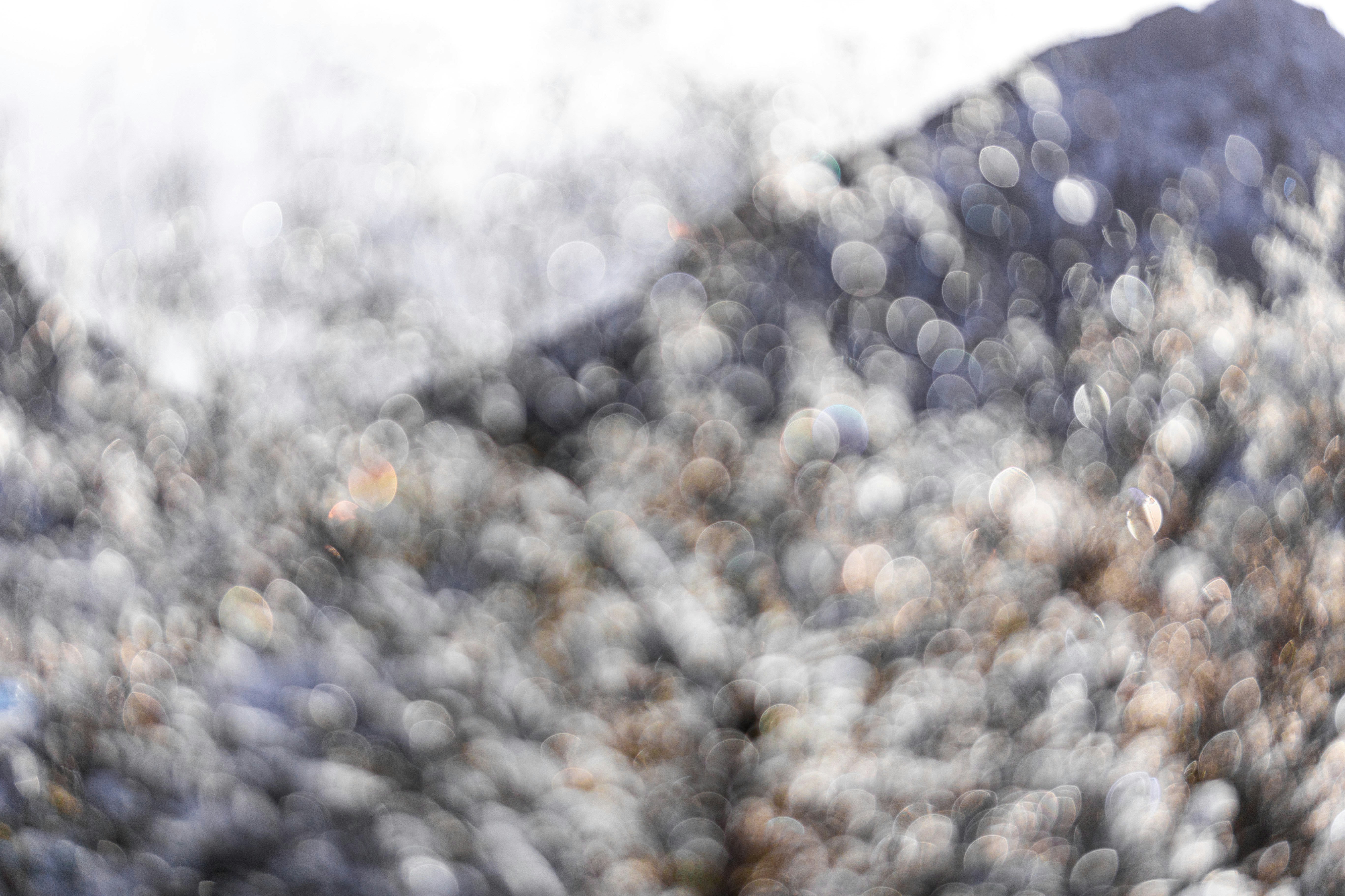 Una foto sfocata di una montagna con uno sfondo del cielo