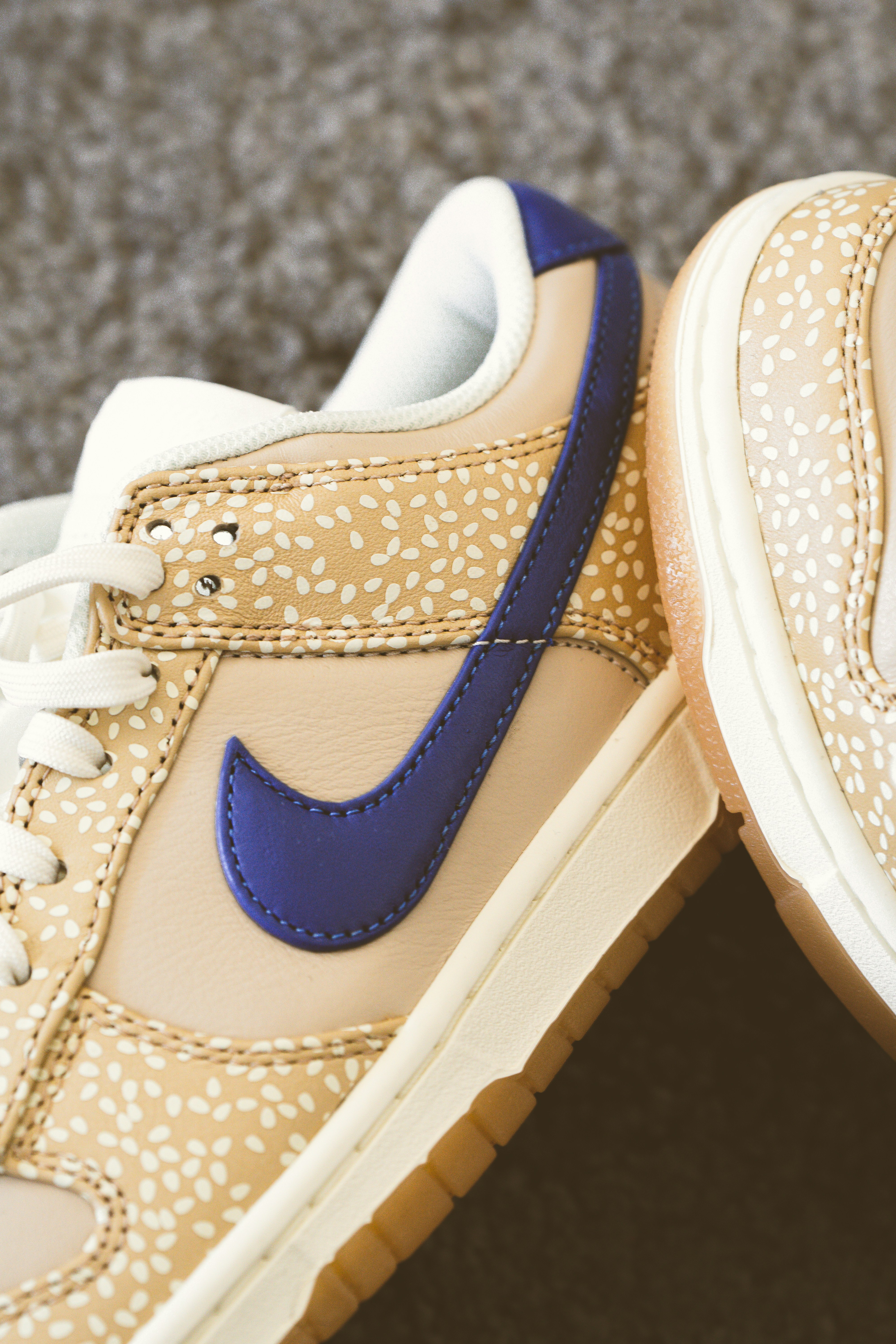 une paire de chaussures qui sont sur un plancher