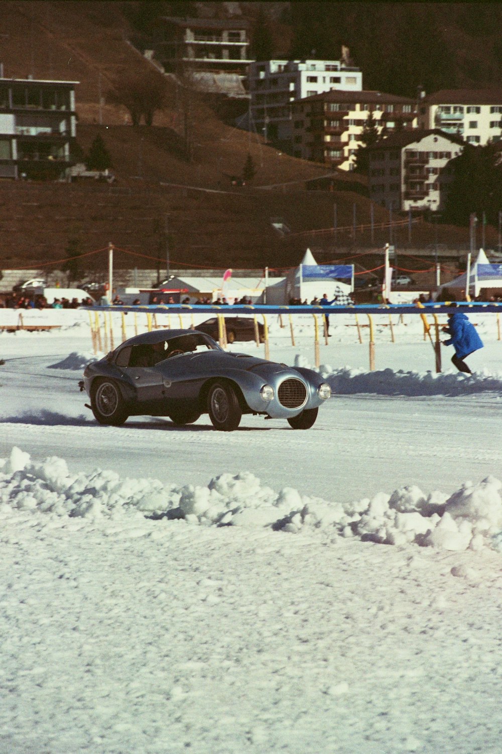 une voiture assise dans la neige