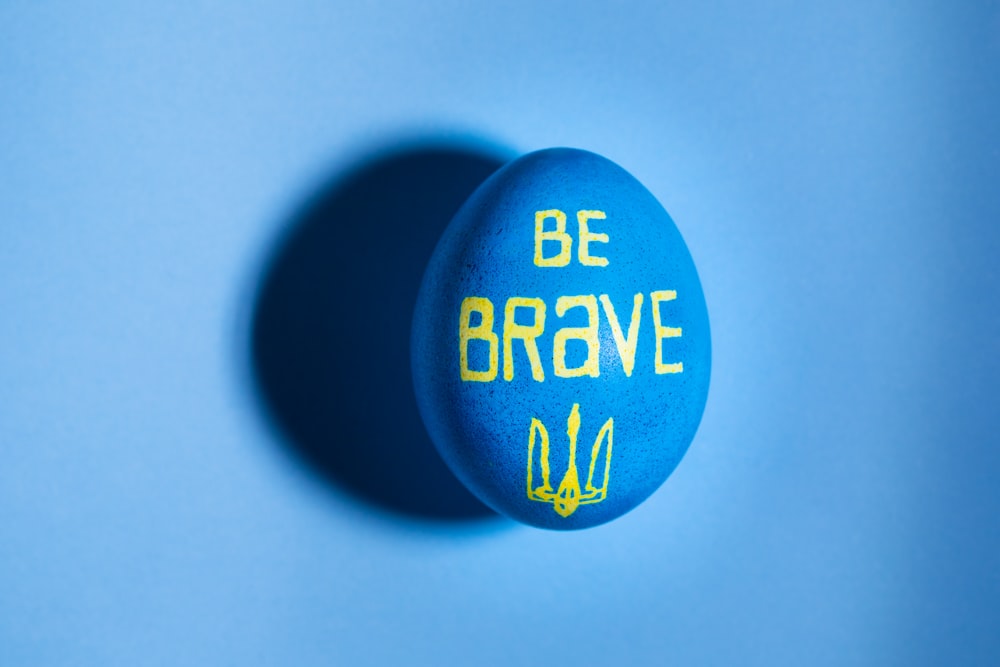 「勇敢に」という言葉が描かれた青い卵