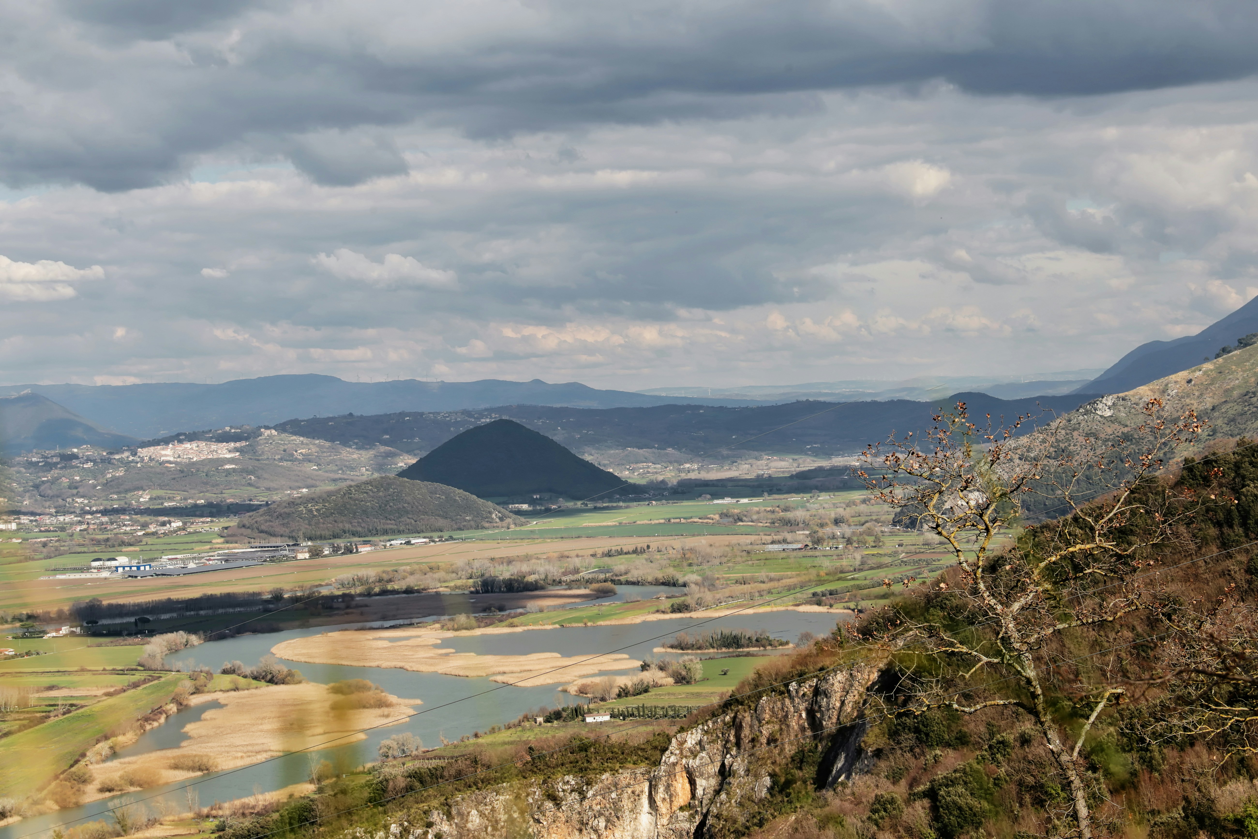una vista di una valle attraversata da un fiume