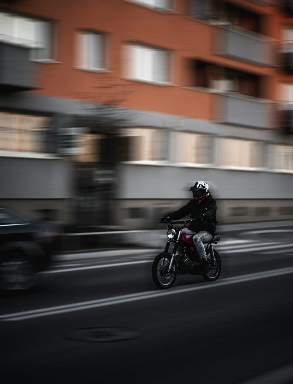 Eine Person, die ein Motorrad auf einer Stadtstraße fährt
