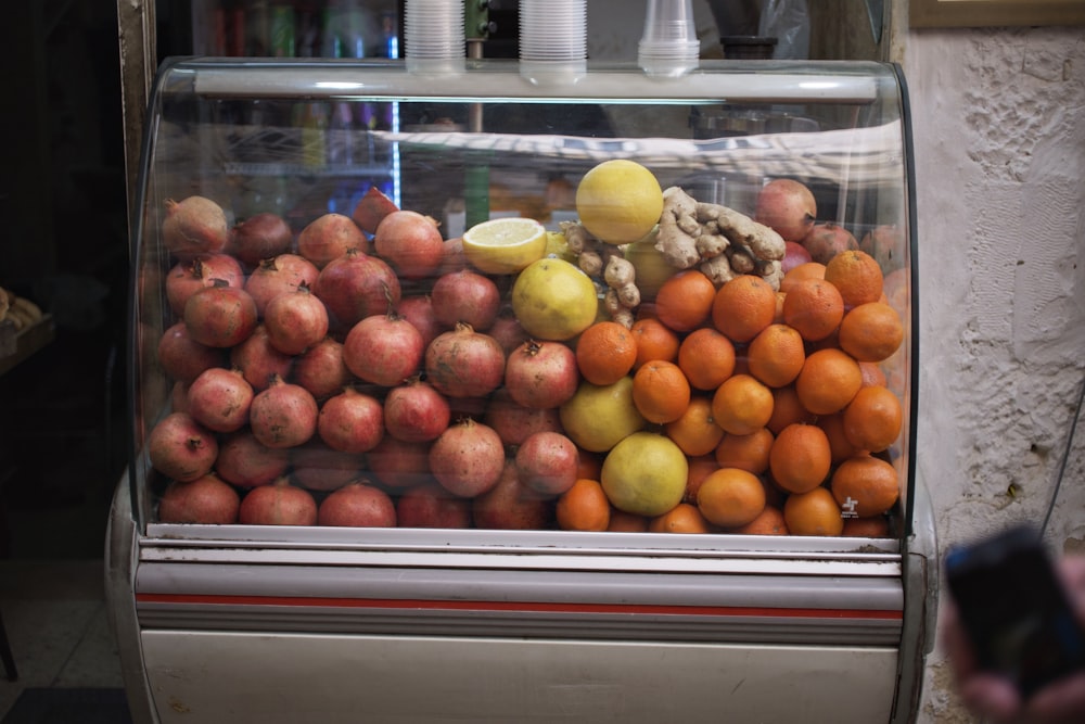 une vitrine remplie de beaucoup de fruits