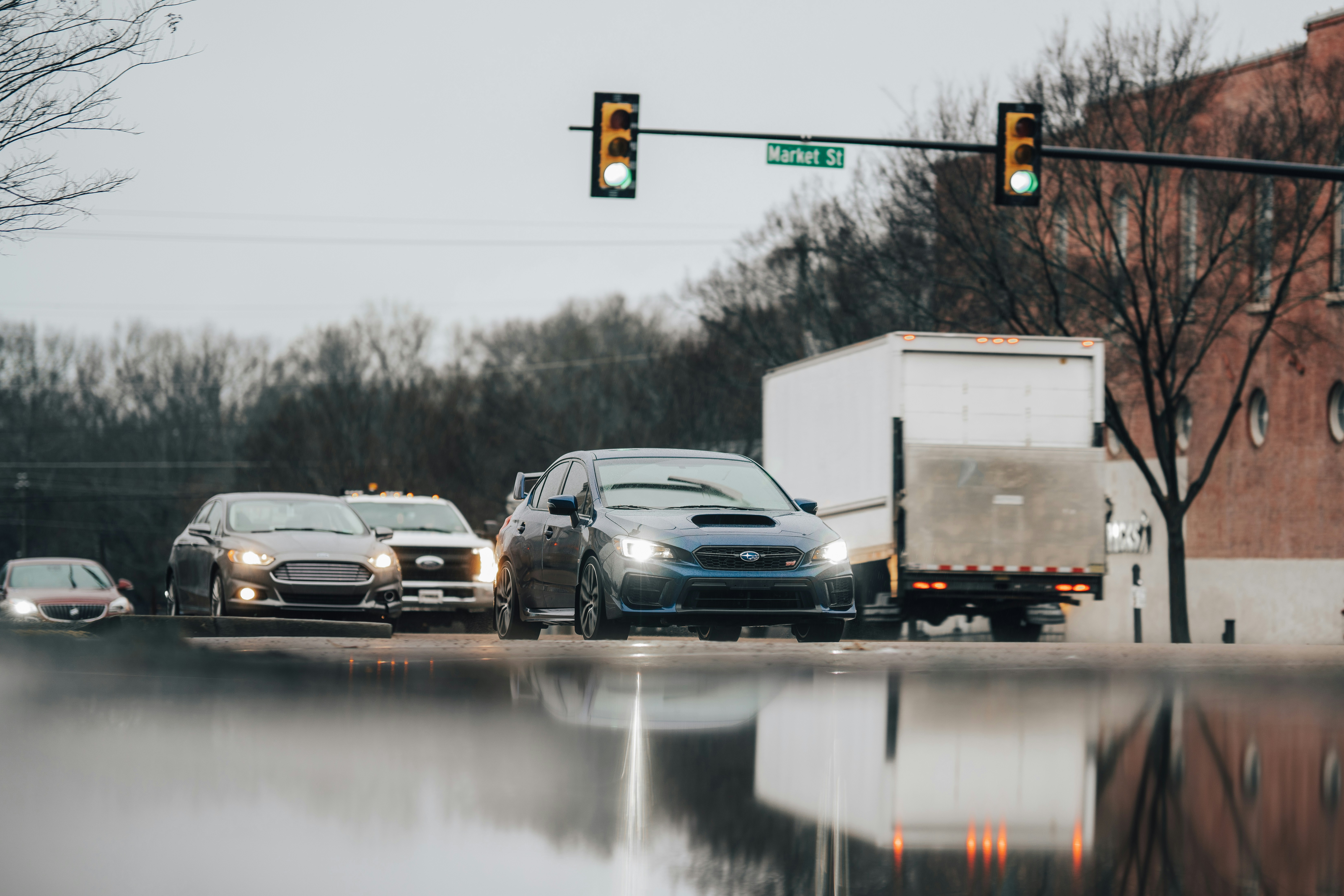 Waymo frena sus robotaxis en lluvia: qué pasó
