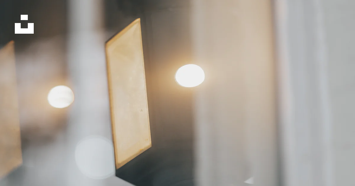 Le reflet d’un luminaire dans une fenêtre; photo – Image gratuite de ...