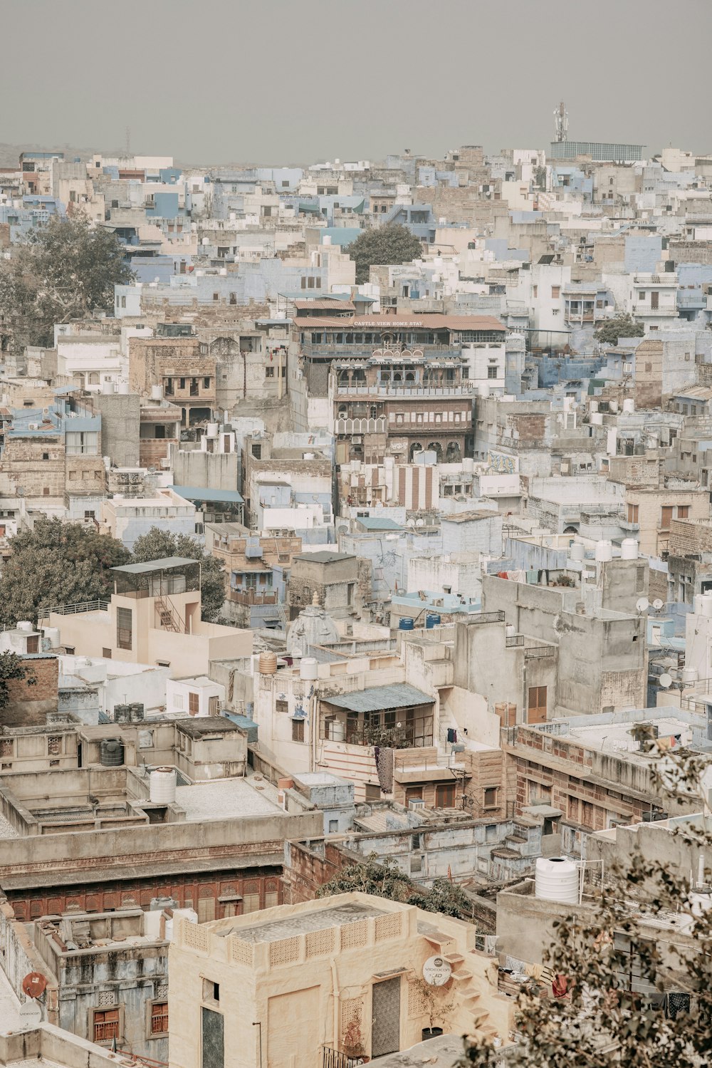 uma vista de uma cidade com muitos edifícios