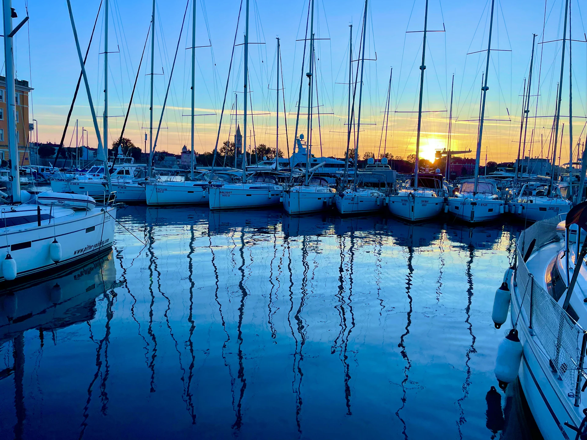 gray computer monitor