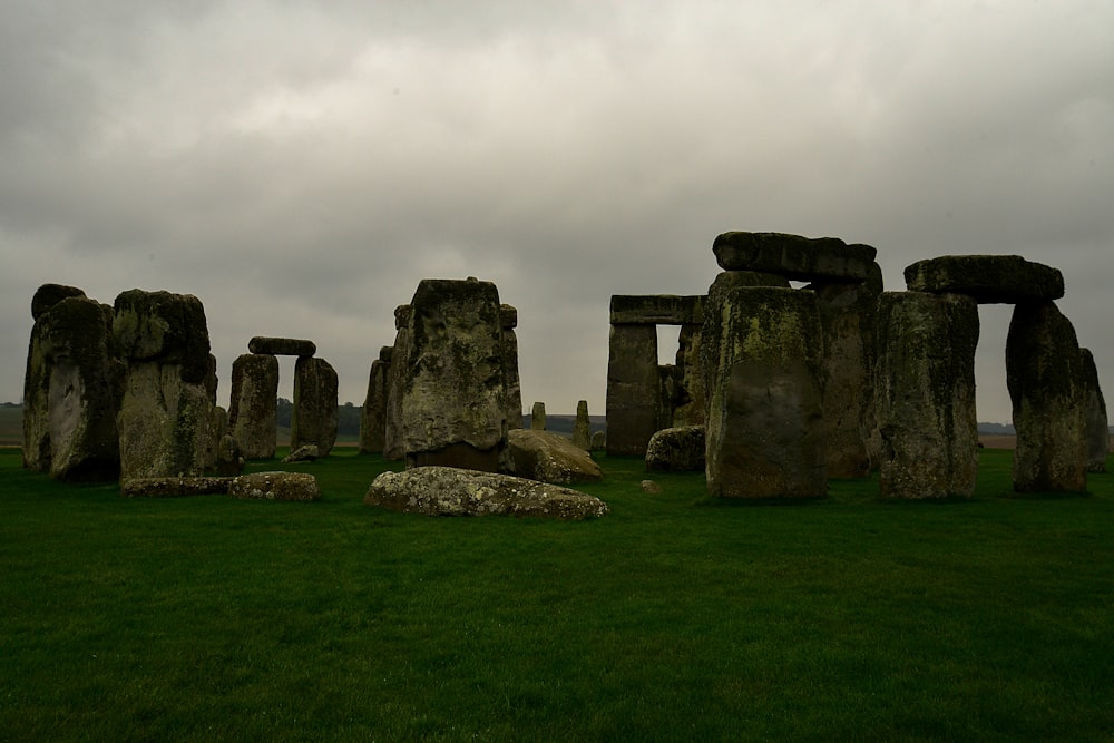 Eine Gruppe von Stonehenges auf einem grasbewachsenen Feld