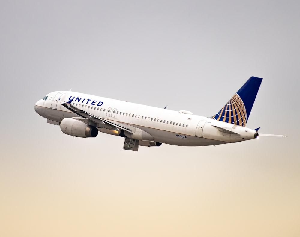 um avião da United Airlines voando no céu