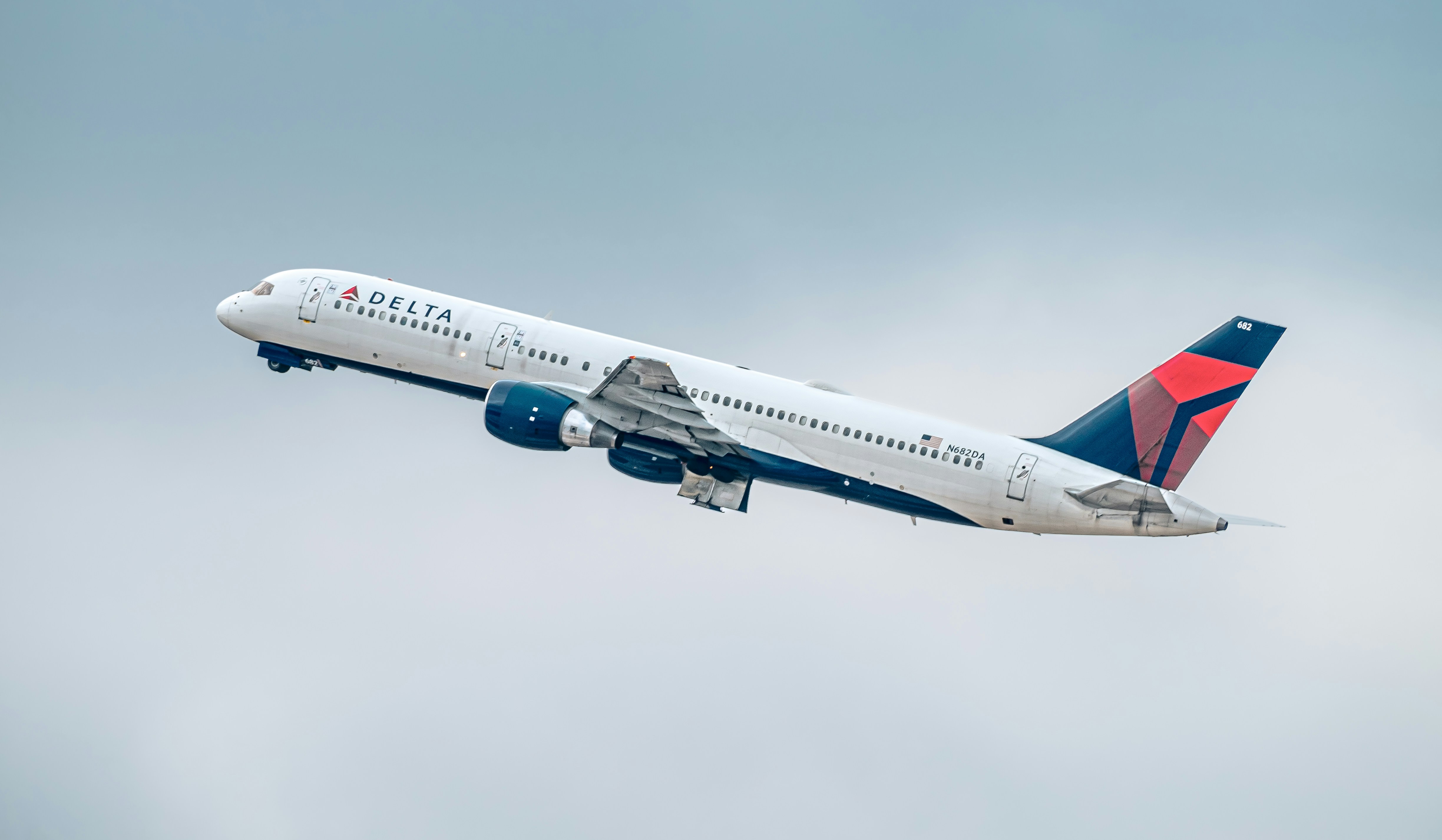 Delta 757 departing to Atlanta - Photographed by Daniel Shapiro