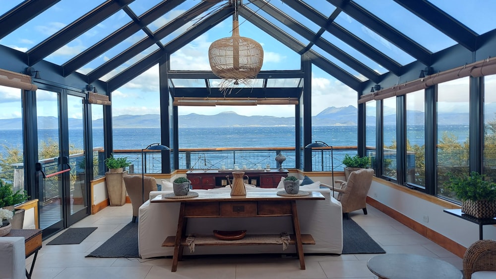 un salon rempli de meubles et une vue sur l’océan