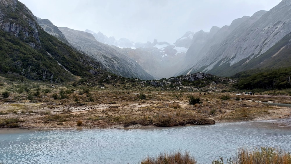 Un río en un valle con montañas al fondo