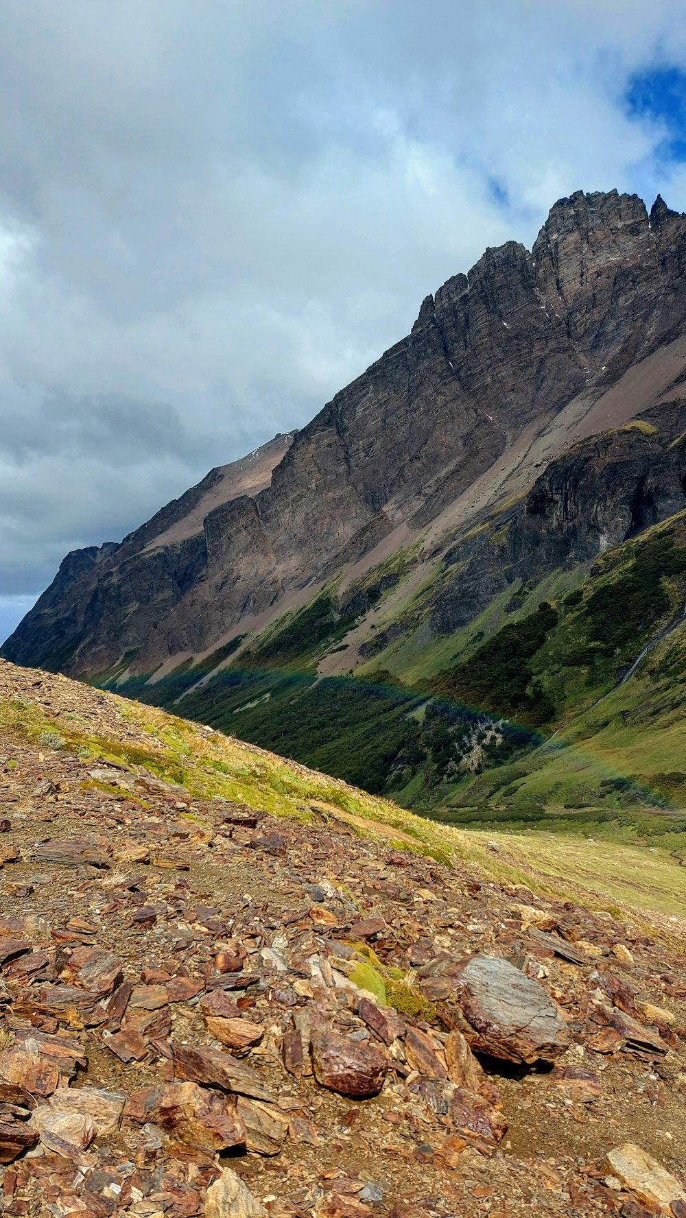 Una montagna con alcune rocce sul terreno