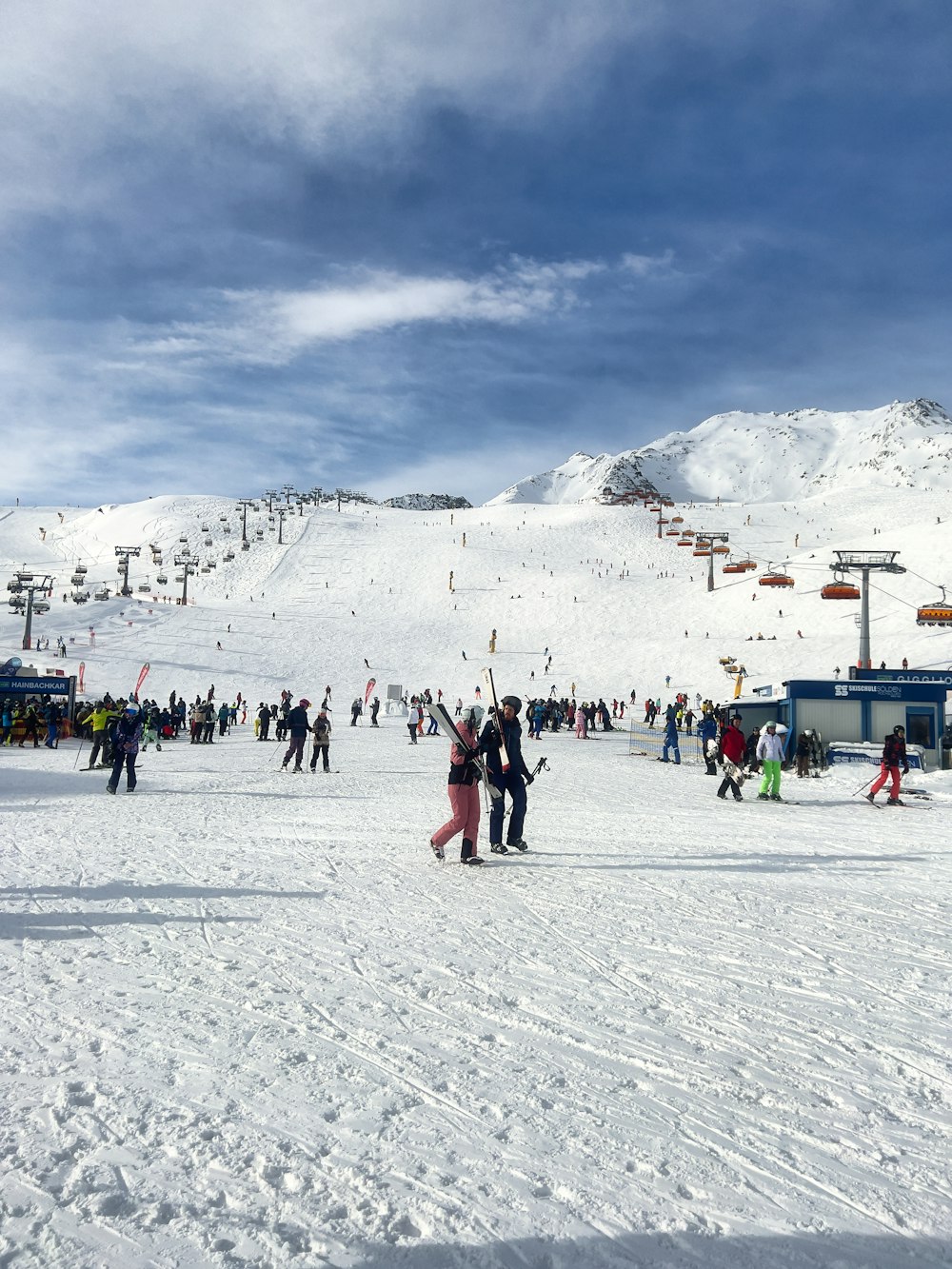 Un gruppo di persone in piedi sulla cima di un pendio innevato