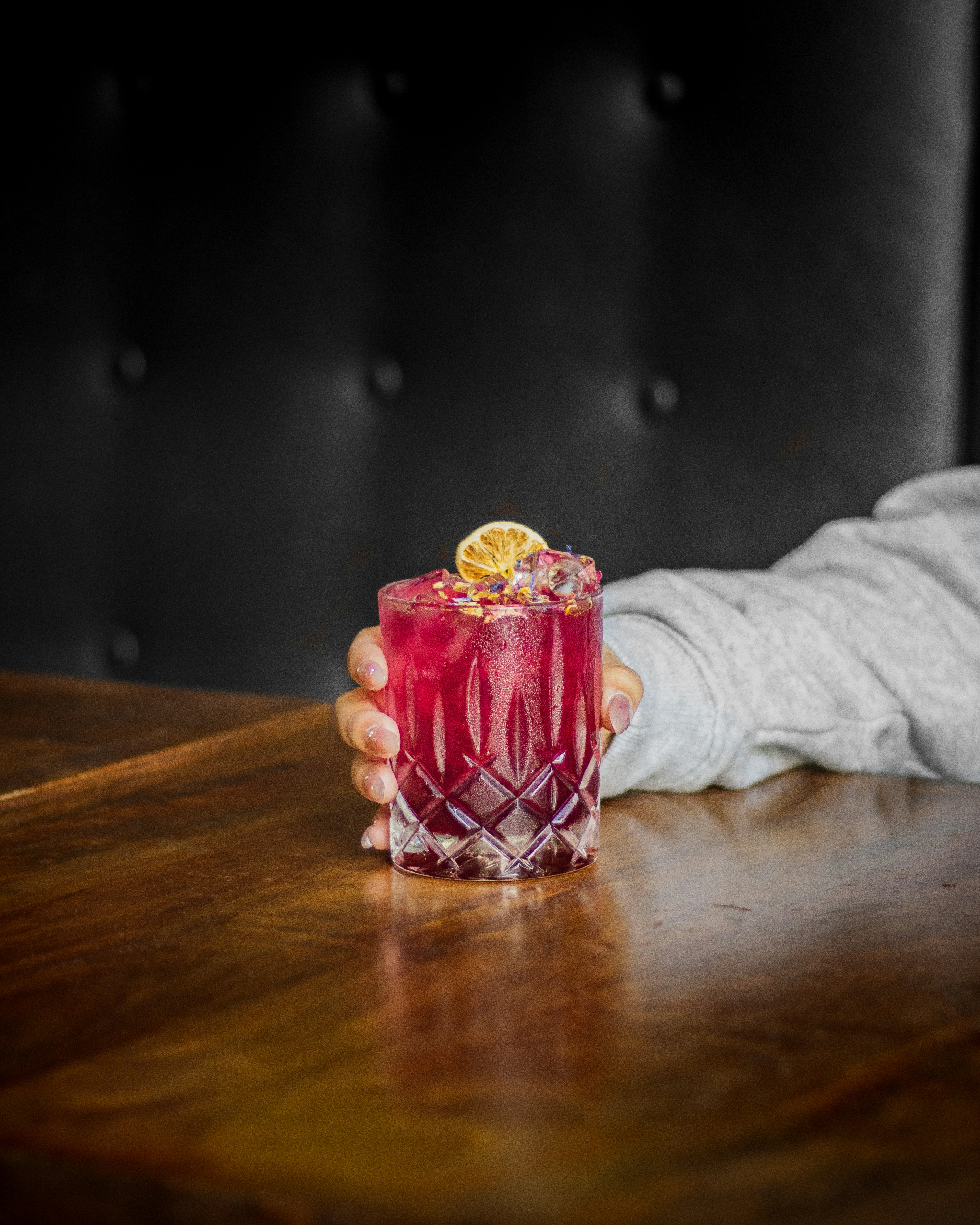 음료와 함께 테이블에 앉아있는 사람