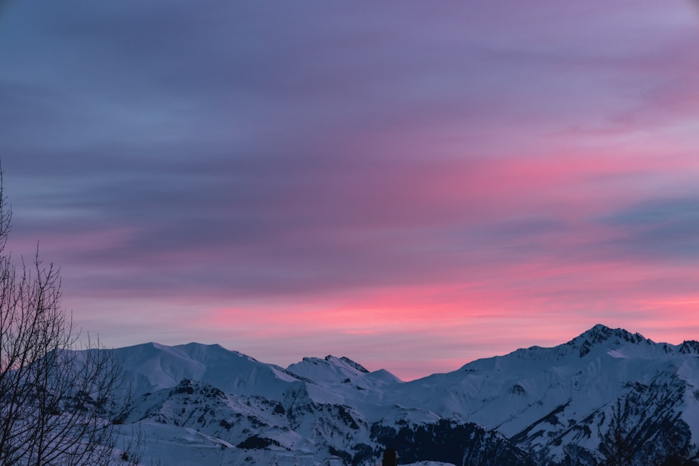 Un cielo rosa y azul sobre una cadena montañosa