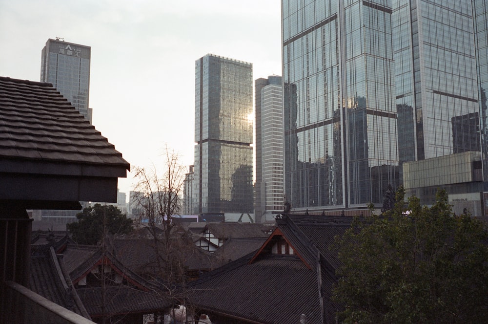 Blick auf eine Stadt mit hohen Gebäuden