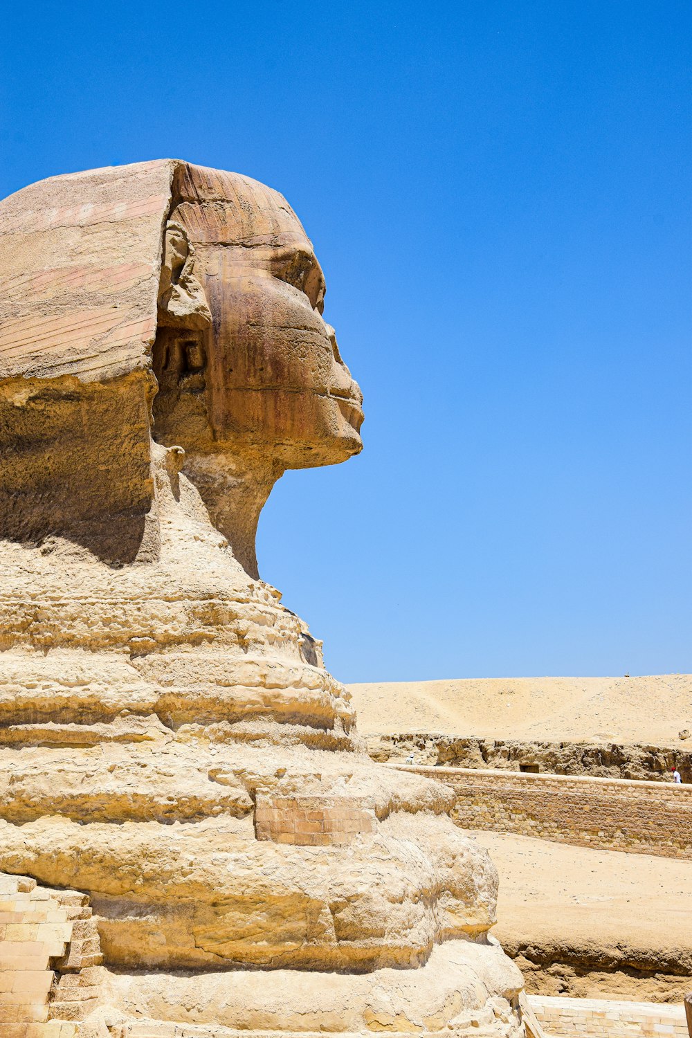 Une grande statue de sphinx au milieu d’un désert
