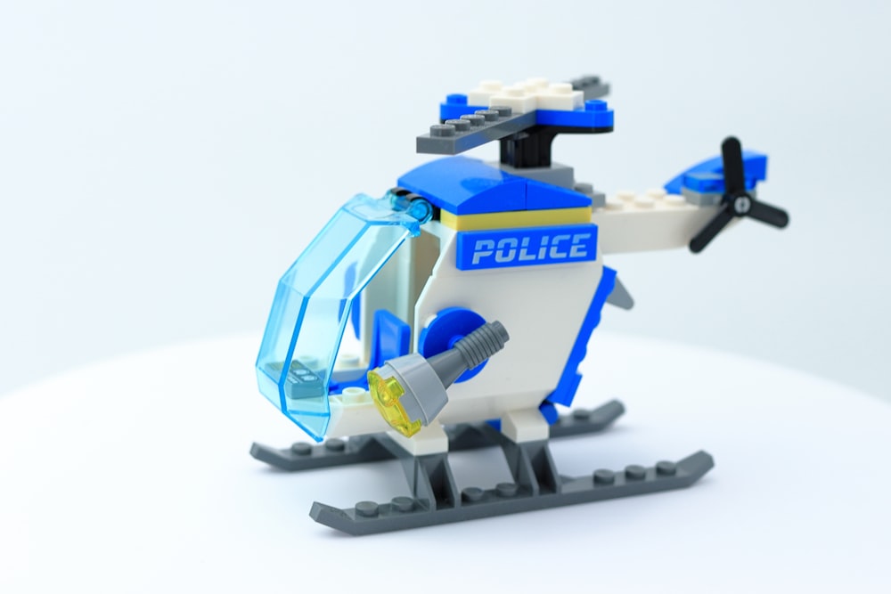 Un helicóptero de la policía LEGO se muestra sobre una superficie blanca
