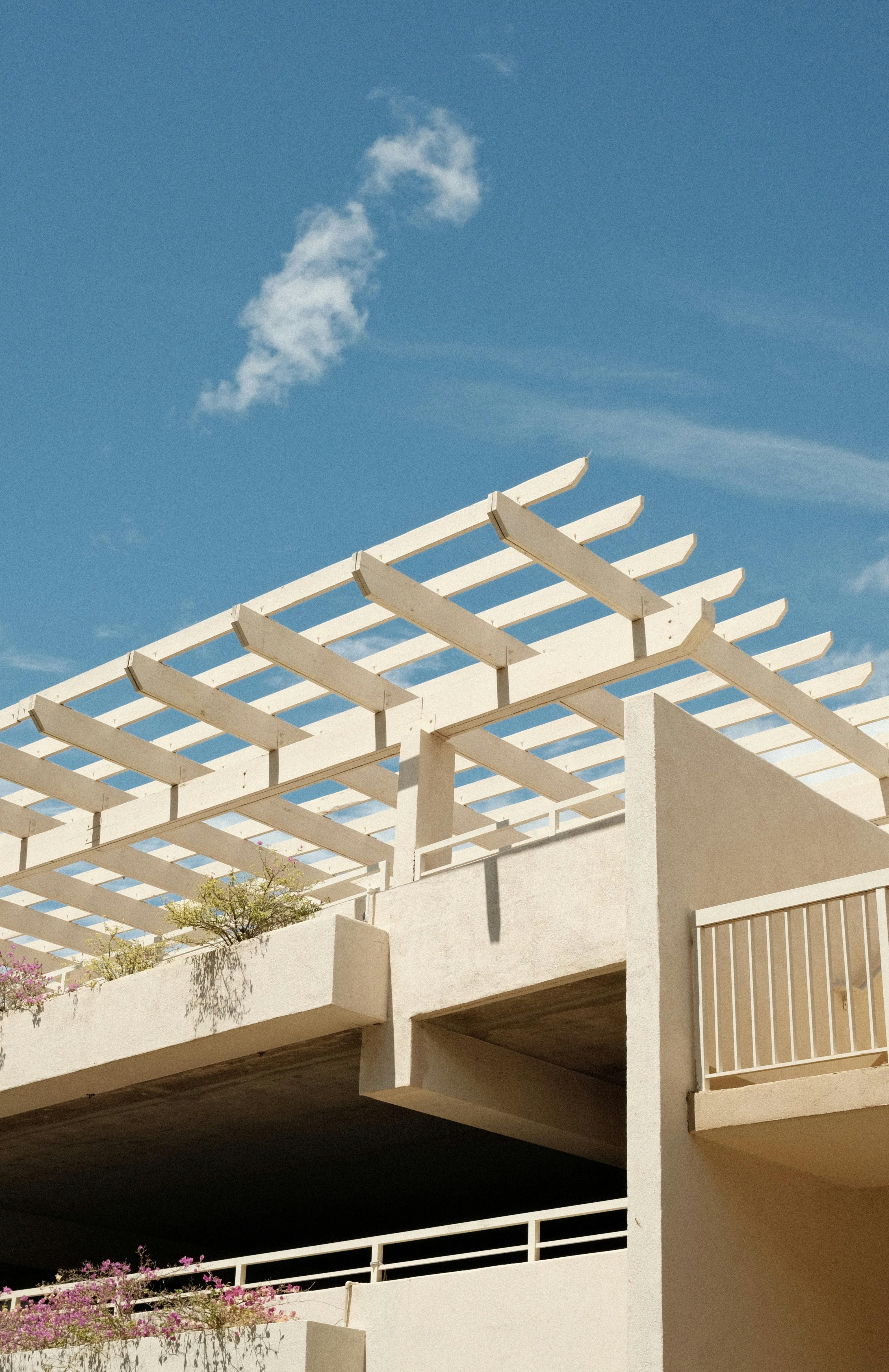 un bâtiment blanc avec un toit en bois et un balcon