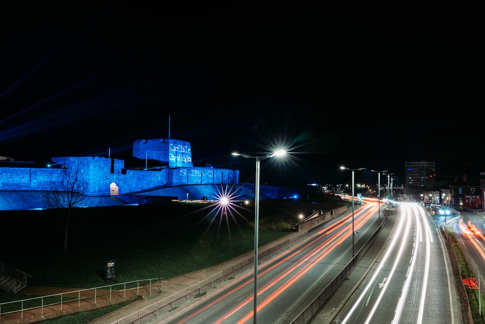 Uno scatto a lunga esposizione di una città di notte