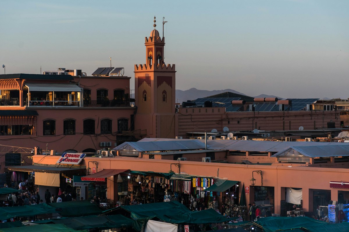 Vista de la mezquita Koutoubia y la medina de Marrakech al atardecer