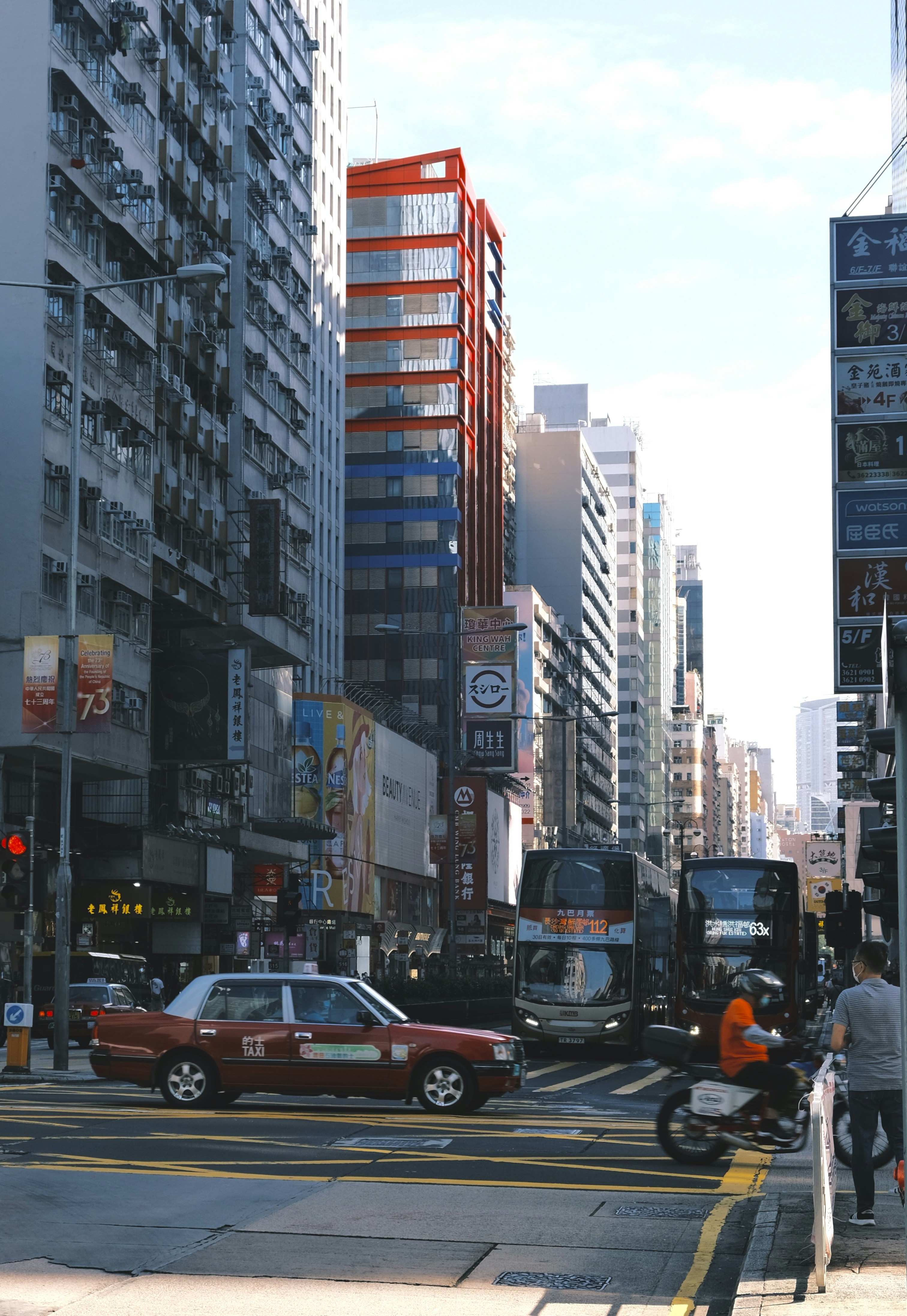Una concurrida calle de la ciudad llena de tráfico y edificios altos