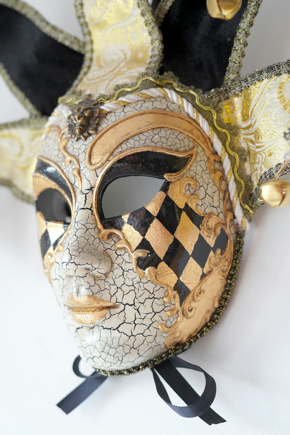 um close up de uma máscara em uma superfície branca