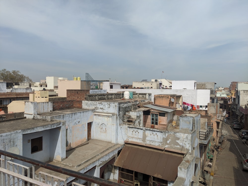 uma vista de uma cidade a partir de um telhado