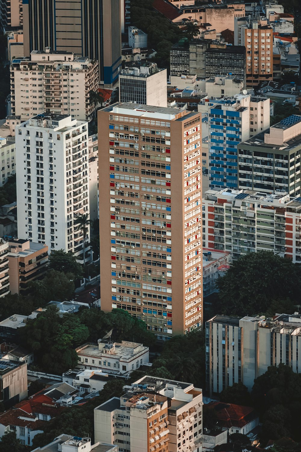 a very tall building in the middle of a city