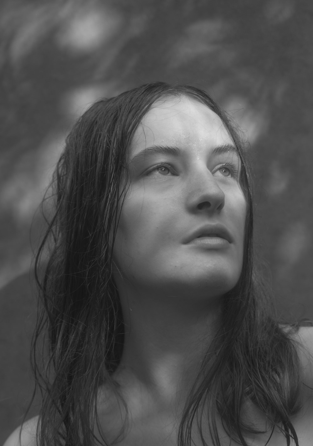 Una foto en blanco y negro de una mujer con el pelo mojado