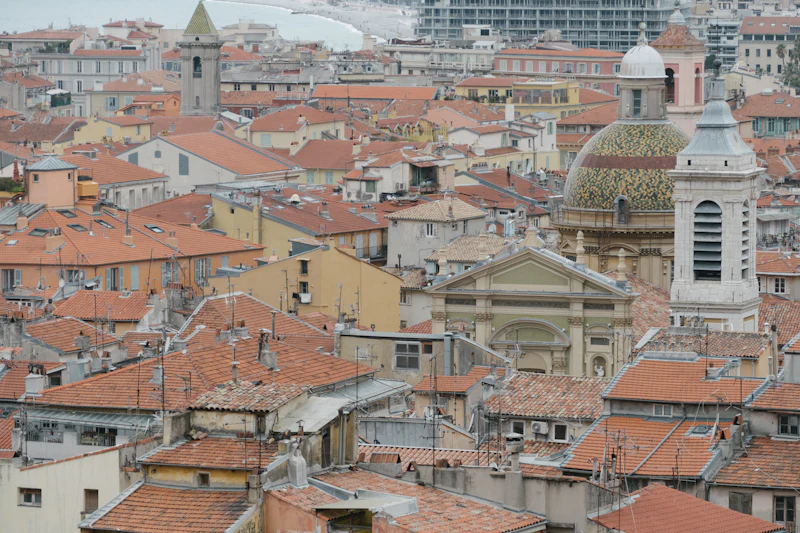 Vue plongeante sur Nice depuis la colline du Château