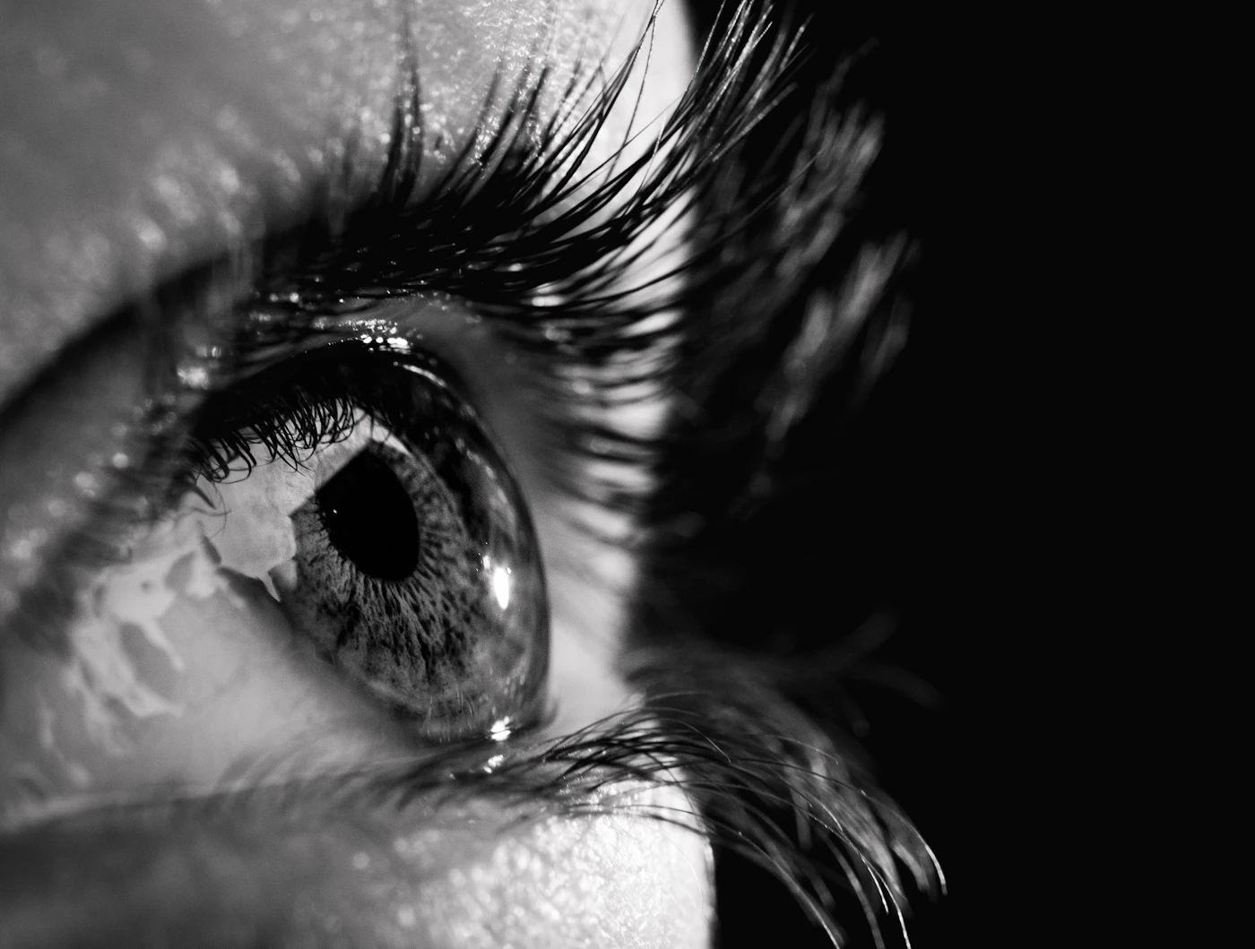 Contour des yeux : pourquoi cette zone vieillit différemment du reste du visage