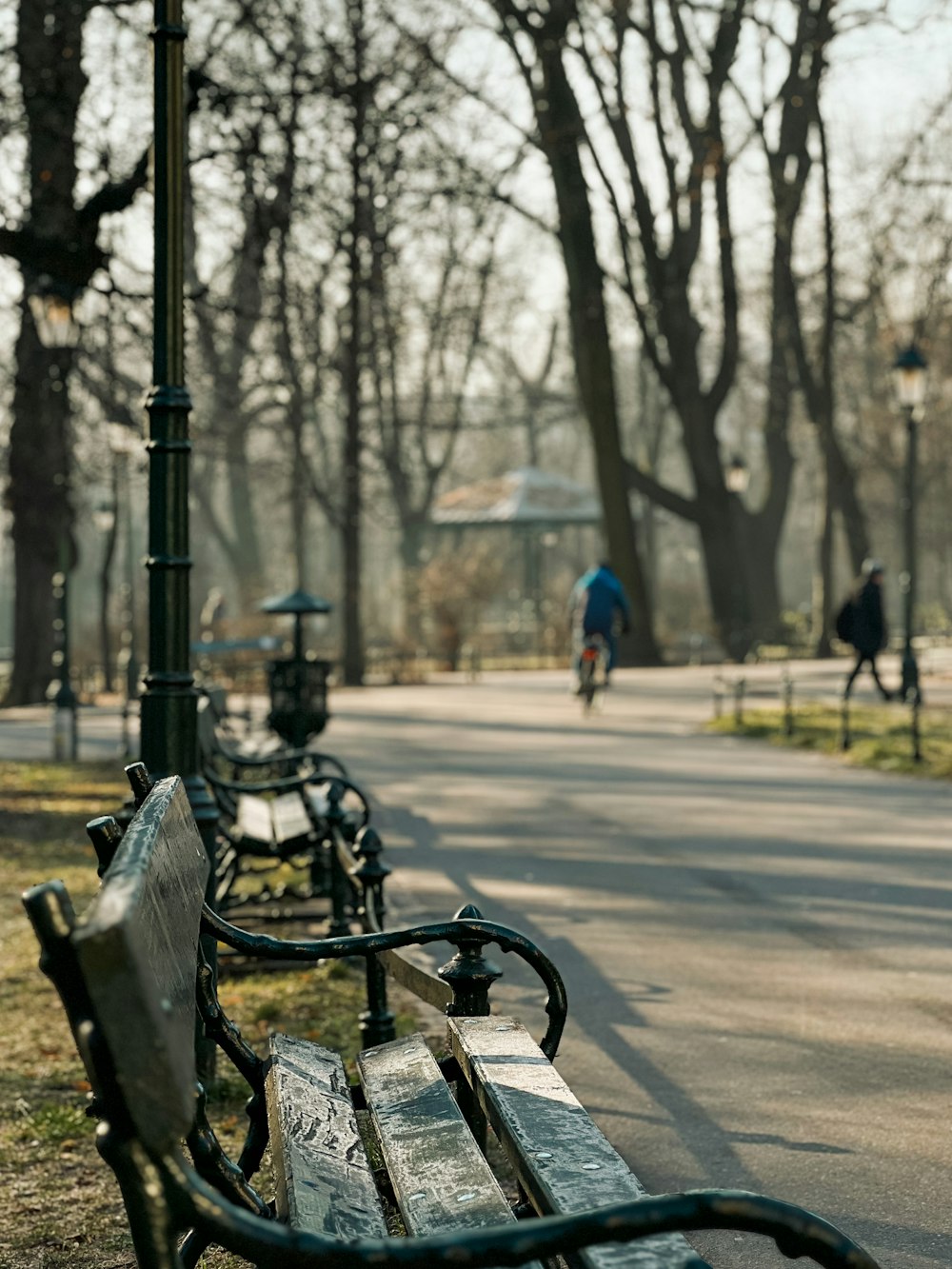 a row of park benches sitting next to each other