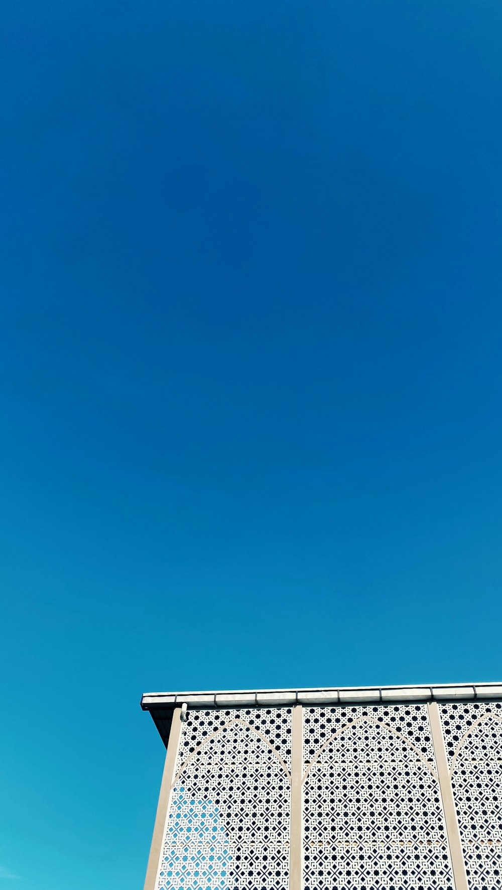 Un grand bâtiment avec un ciel bleu en arrière-plan