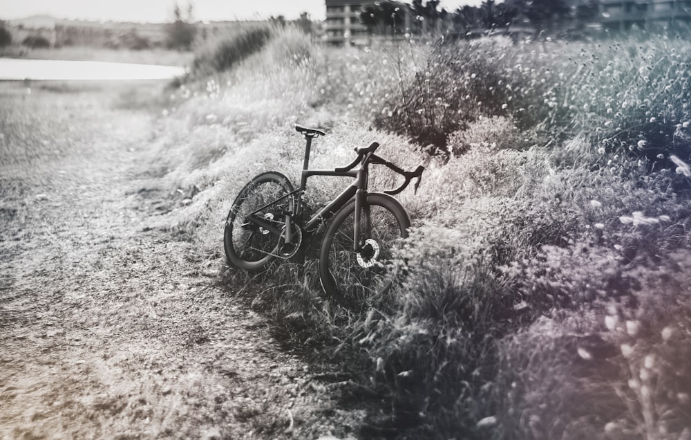 un vélo garé sur le bord d’un chemin de terre