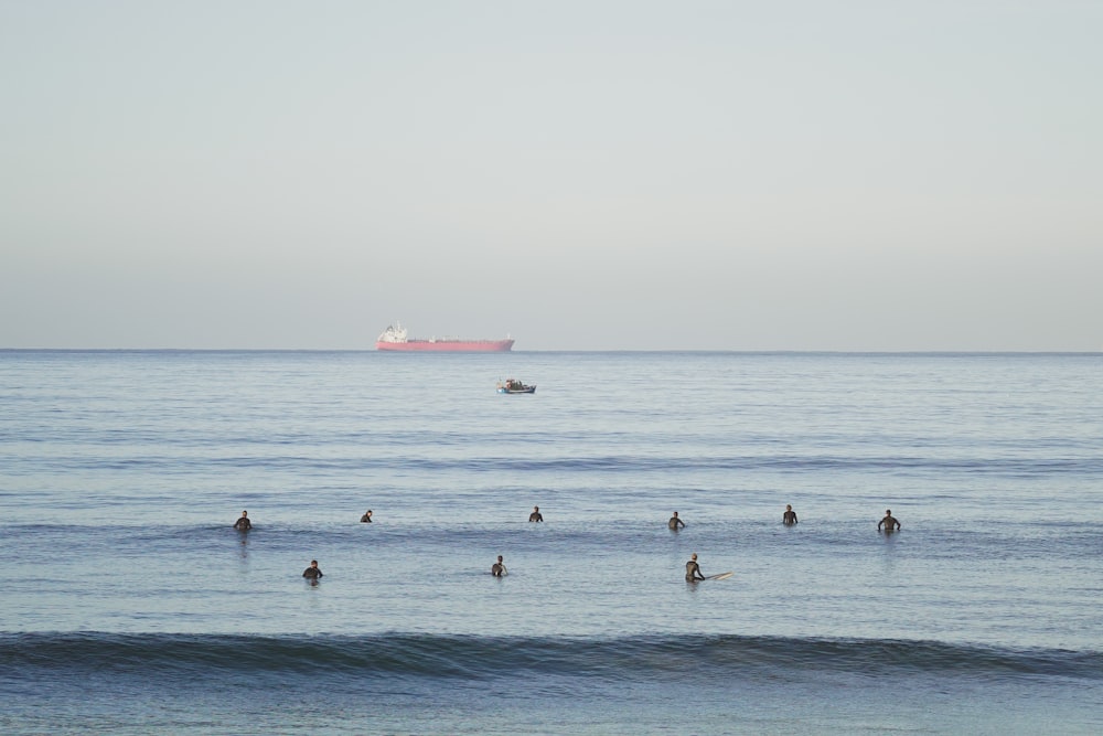 Un grupo de personas nadando en el océano