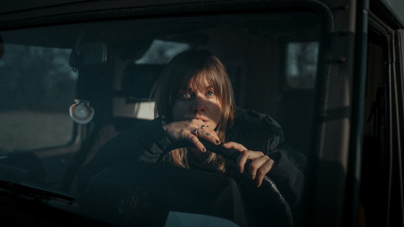 Mulher ousada fumando no carro