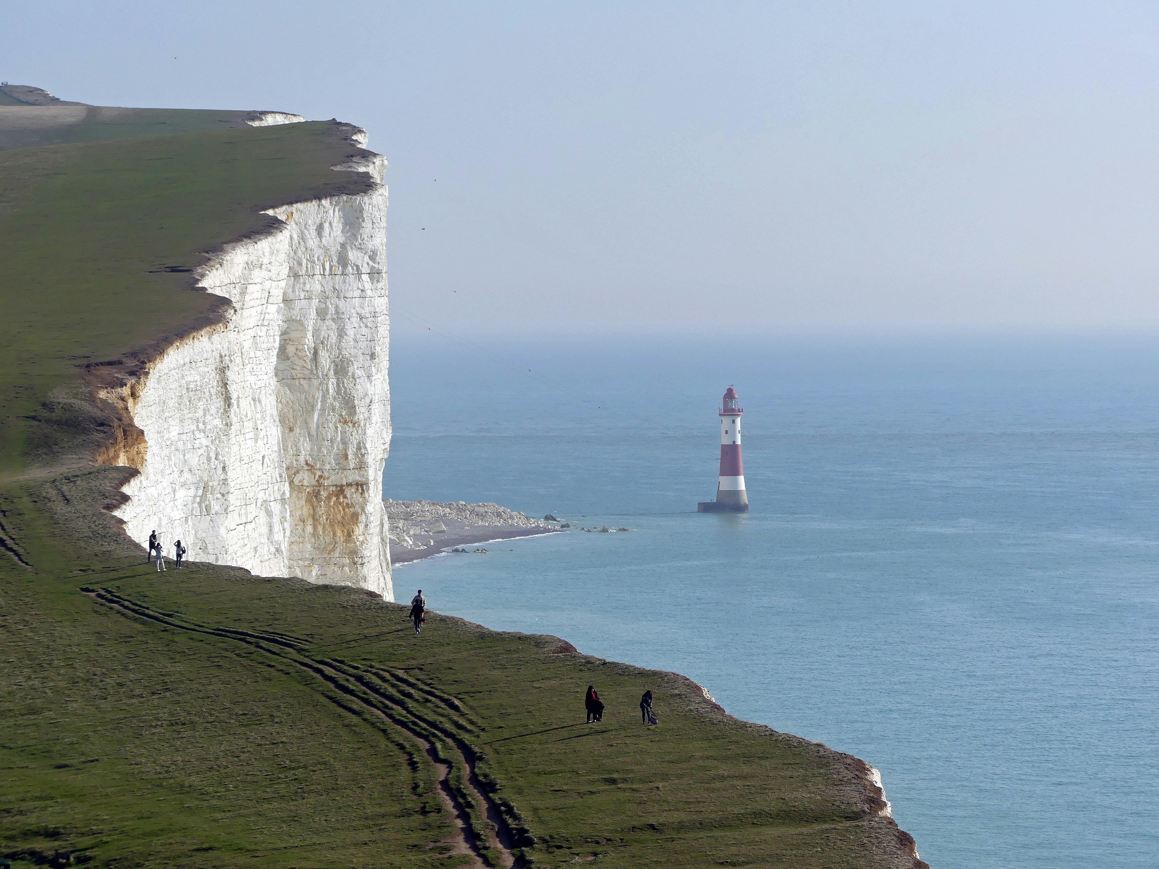 崖の側に立つ人々のグループ