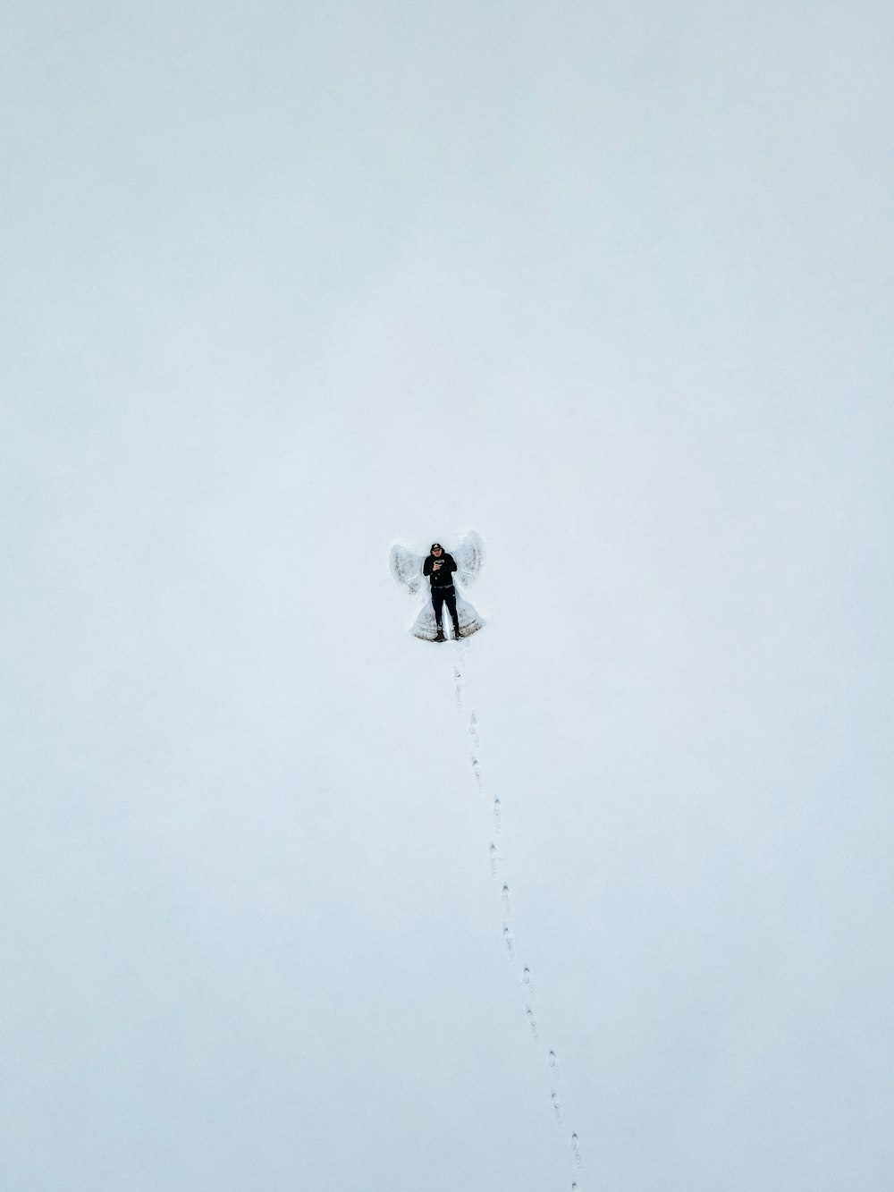 Un uomo che vola nell'aria mentre cavalca gli sci