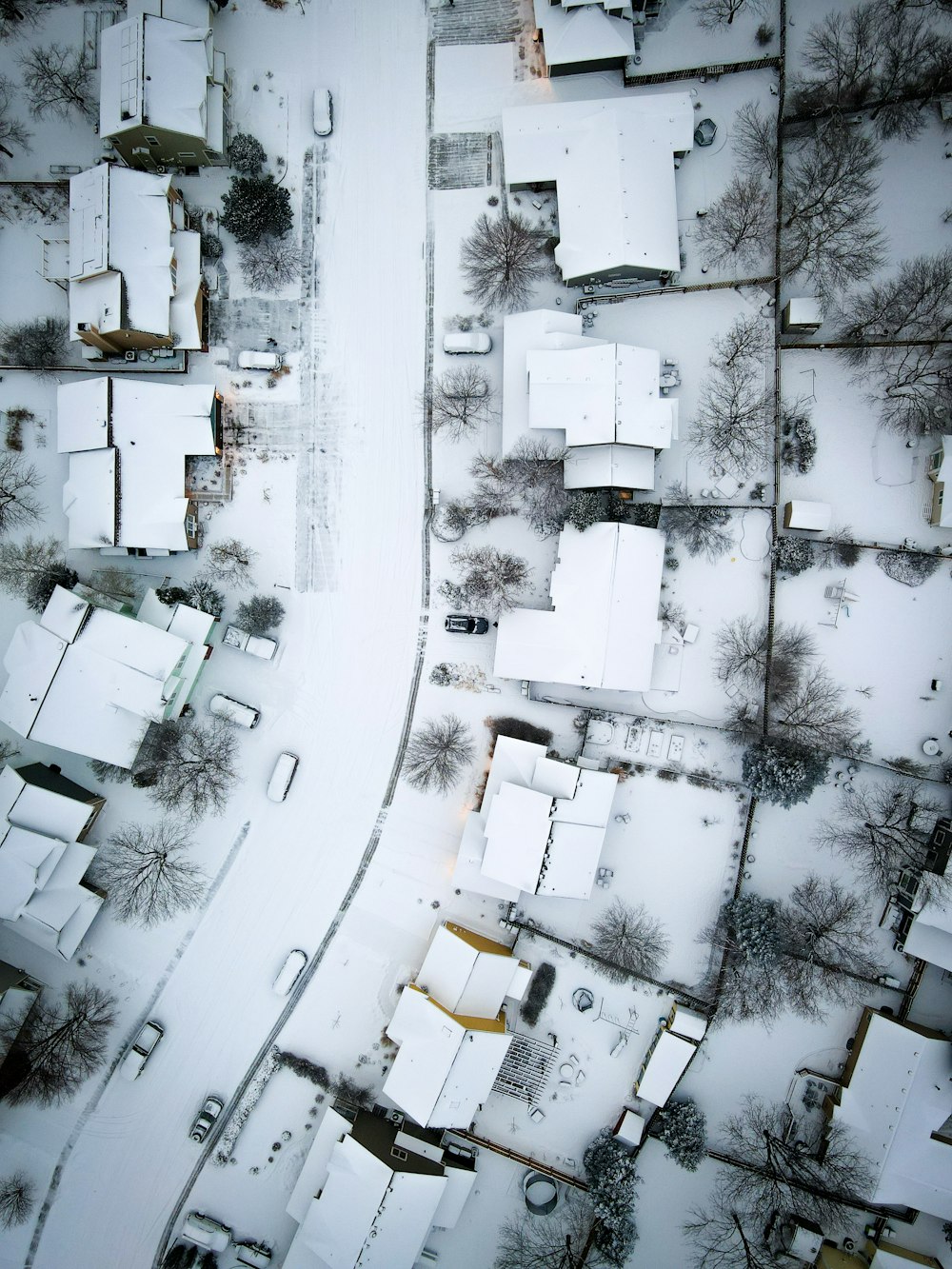 uma vista aérea de um bairro coberto de neve