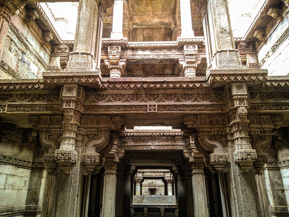 a very large building with a bunch of pillars