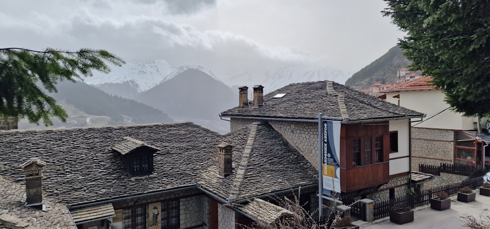uma vista de uma aldeia com montanhas ao fundo